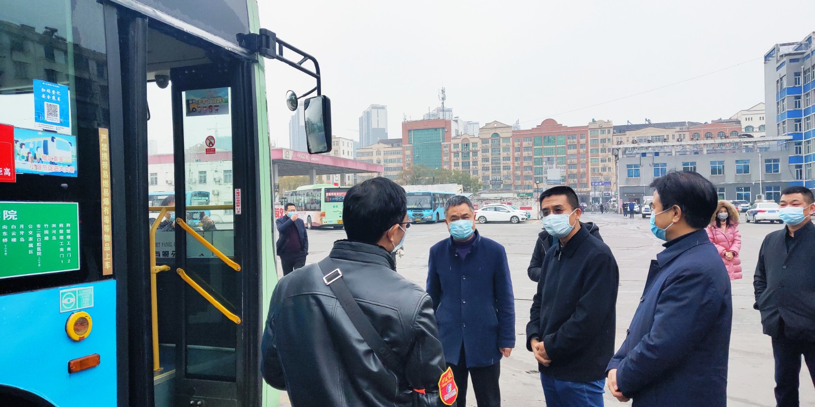 門市長(zhǎng)詢問(wèn)駕駛員工作生活情況.jpg 門市長(zhǎng)詢問(wèn)駕駛員工作生活情況.jpg